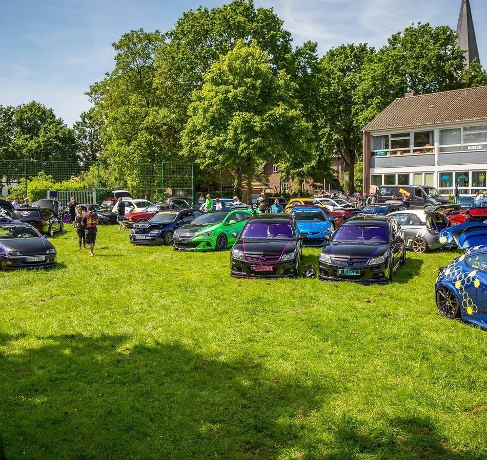Opel-Treffen mit 120 Fahrzeugen: Haffen im Zeichen der Marke mit dem Blitz