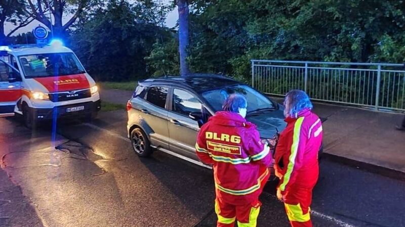 Alarm in Grevenbroich: Erst ein brennendes Haus, dann schon wieder eine Personensuche an der Erft
