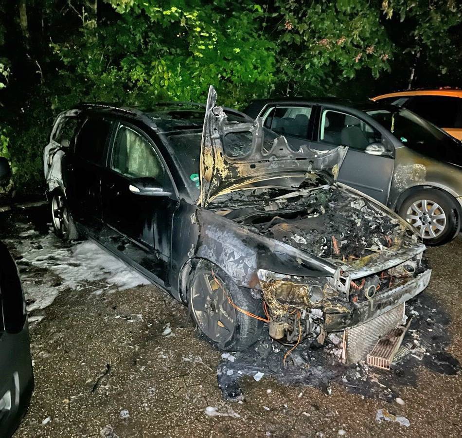 Brandstiftung in Monheim: Auto brennt nachts im Berliner Viertel komplett aus