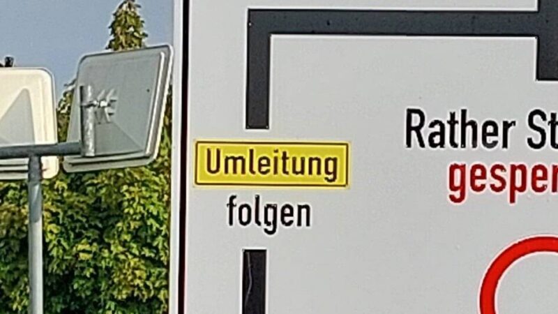 Straßensanierung in Krefeld-Traar: Schildbürgerstreich: Umleitungsschild führt in Baustelle