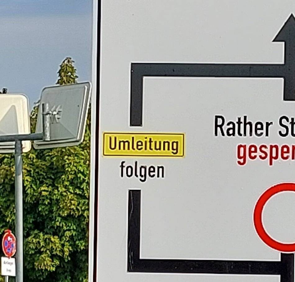 Straßensanierung in Krefeld-Traar: Schildbürgerstreich: Umleitungsschild führt in Baustelle