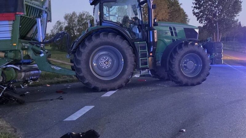 Kollision mit landwirtschaftlichem Gespann: Motorradfahrer stirbt nach Unfall in Kranenburg