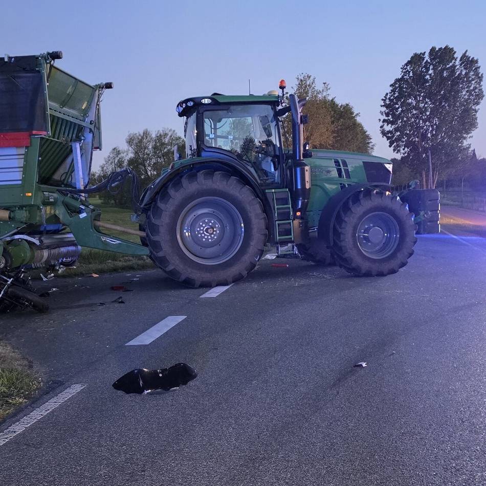 Kollision mit landwirtschaftlichem Gespann: Motorradfahrer stirbt nach Unfall in Kranenburg