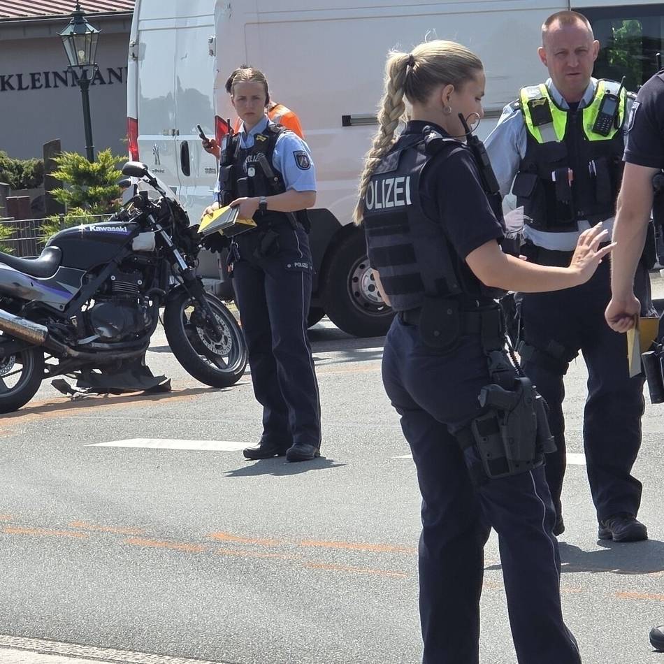 Schwerer Unfall bei Kerken: 21 Jahre alter Motorradfahrer auf der B9 von Lieferwagen erfasst