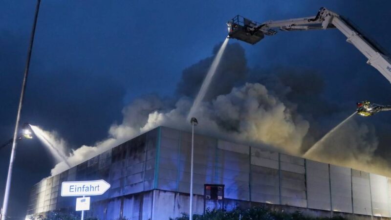 Starke Rauchentwicklung in Krefeld: Großbrand im Hafen – Feuer wird Einsatzkräfte bis Donnerstagfrüh beschäftigen