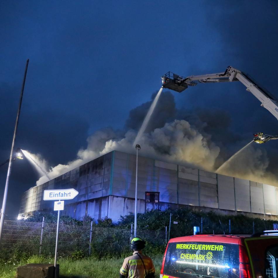 Starke Rauchentwicklung in Krefeld: Großbrand im Hafen – Feuer wird Einsatzkräfte bis Donnerstagfrüh beschäftigen