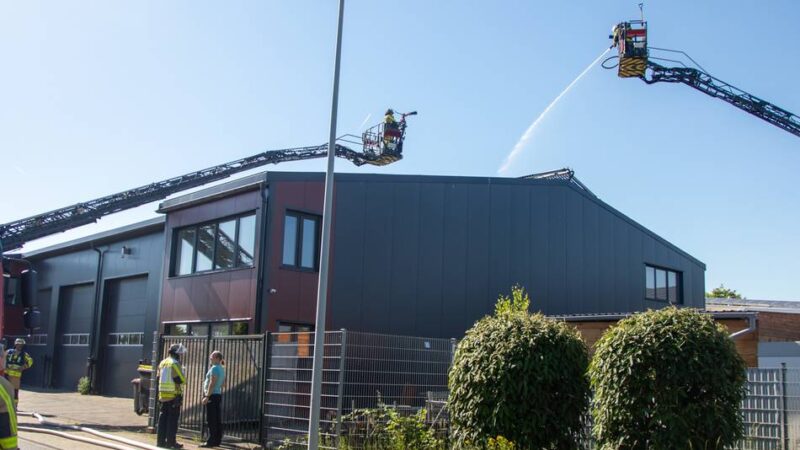 Feuerwehreinsatz in Krefeld: Feuer auf Dach – Solarthermie-Anlage brennt