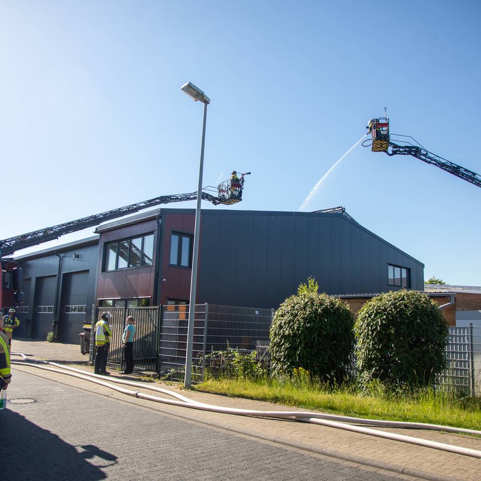 Feuerwehreinsatz in Krefeld: Feuer auf Dach – Solarthermie-Anlage brennt