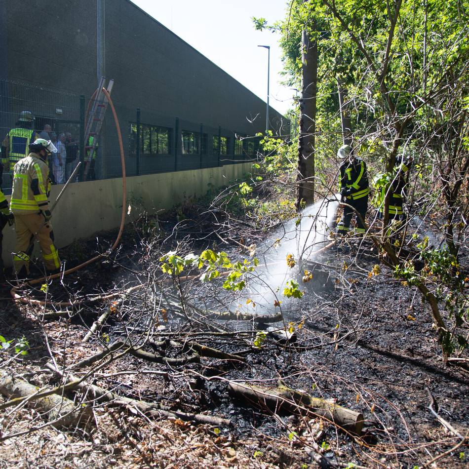 Feuer in Krefeld: Flächenbrand in Industriegebiet