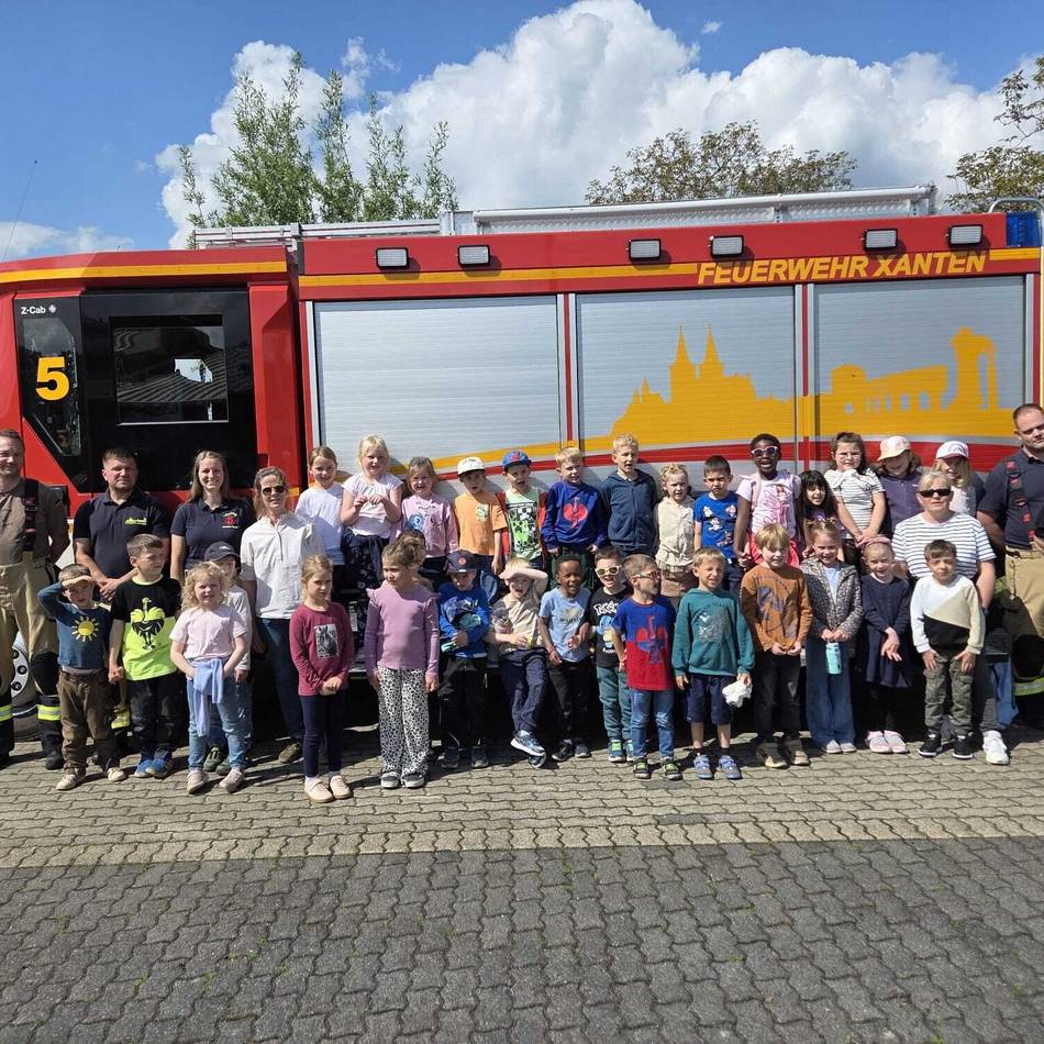 Brandschutzerziehung der Feuerwehr: Xantener Einsatzkräfte nehmen Kindern die Angst vor der Ausrüstung