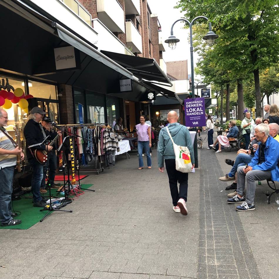 Dorfstraße in Meerbusch: Händler laden zum Abendbummel in Büderich ein