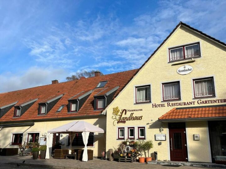Buttersäure verteilt?: Nierswalder Landhaus: 1000 Euro Belohnung nach Serie von Sachbeschädigungen