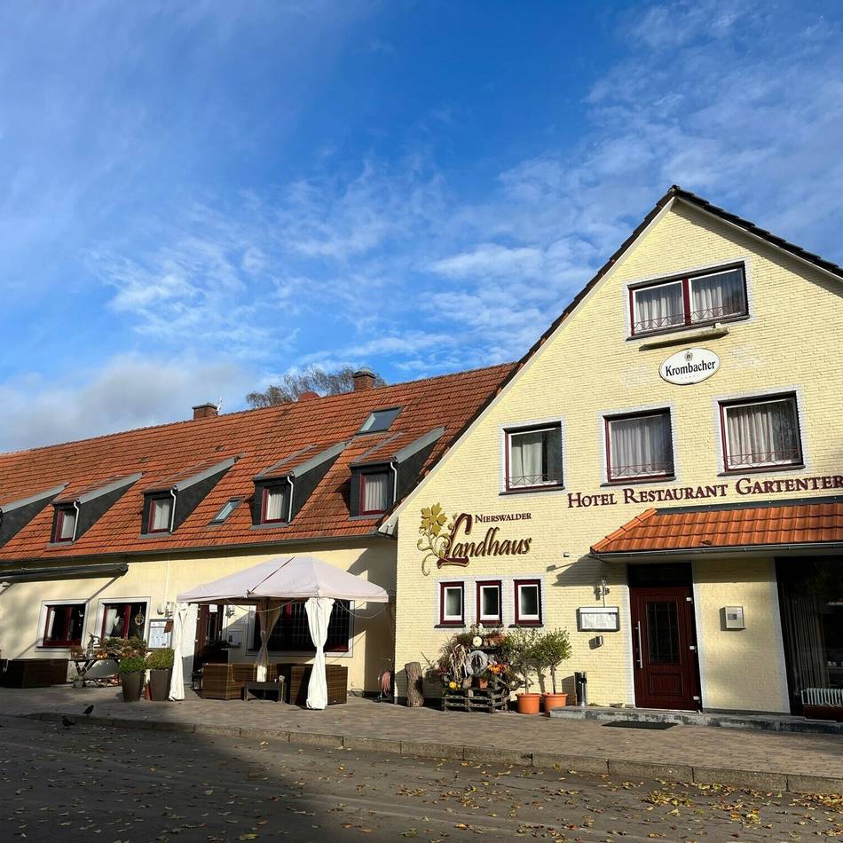 Buttersäure verteilt?: Nierswalder Landhaus: 1000 Euro Belohnung nach Serie von Sachbeschädigungen