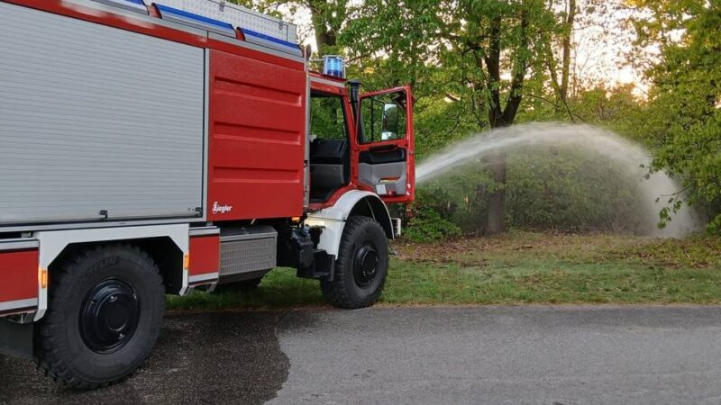 Flächenbrand am 1. Mai: Einsatz der Feuerwehr Weeze am Flughafengelände