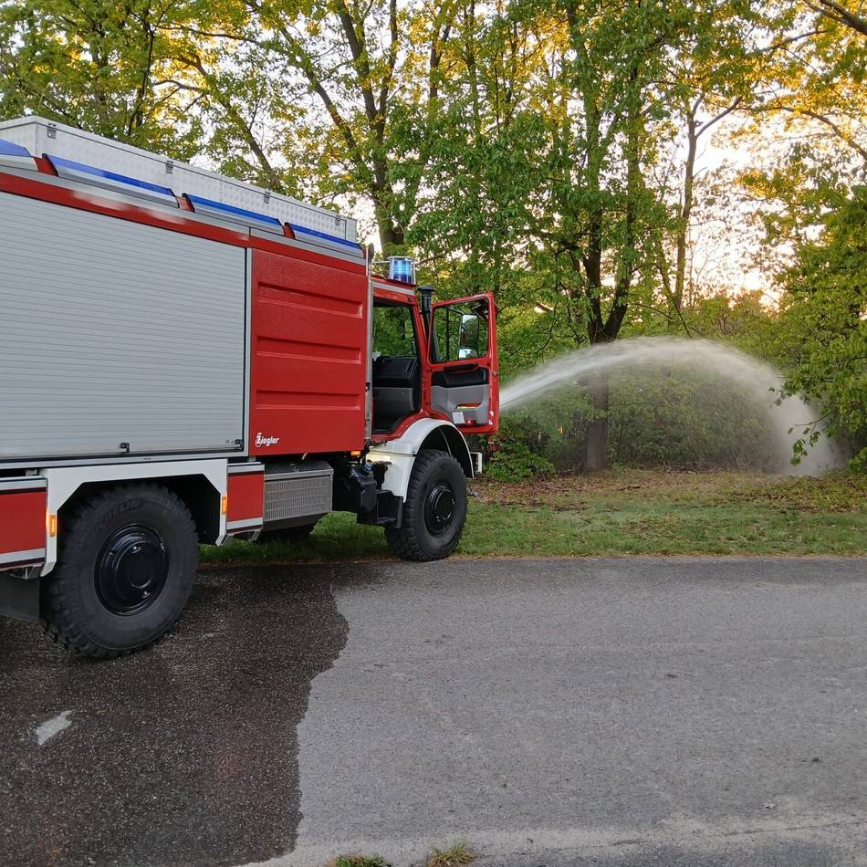 Flächenbrand am 1. Mai: Einsatz der Feuerwehr Weeze am Flughafengelände