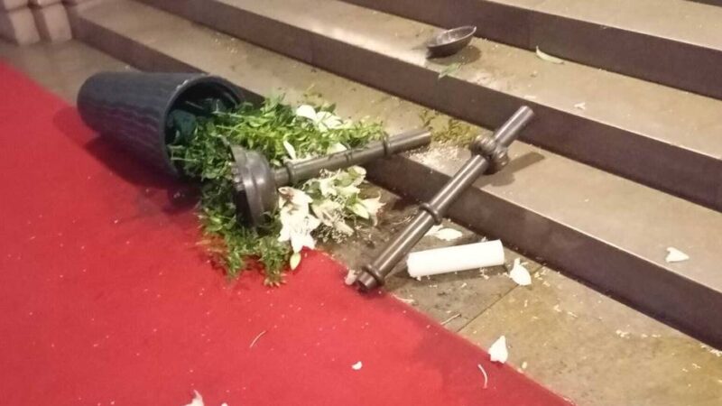 Vandalismus in Düsseldorf: Randalierer dringt bis zum Altar vor und verwüstet Kirche