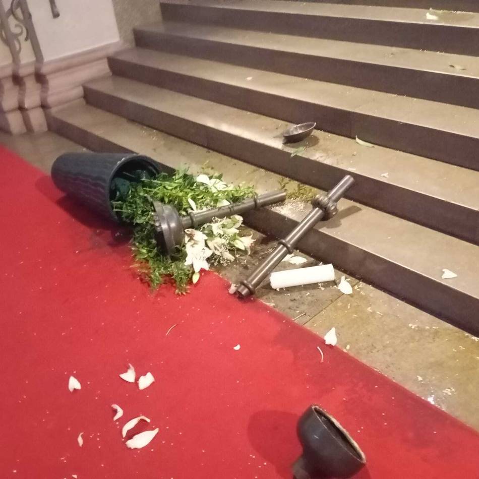 Vandalismus in Düsseldorf: Randalierer dringt bis zum Altar vor und verwüstet Kirche