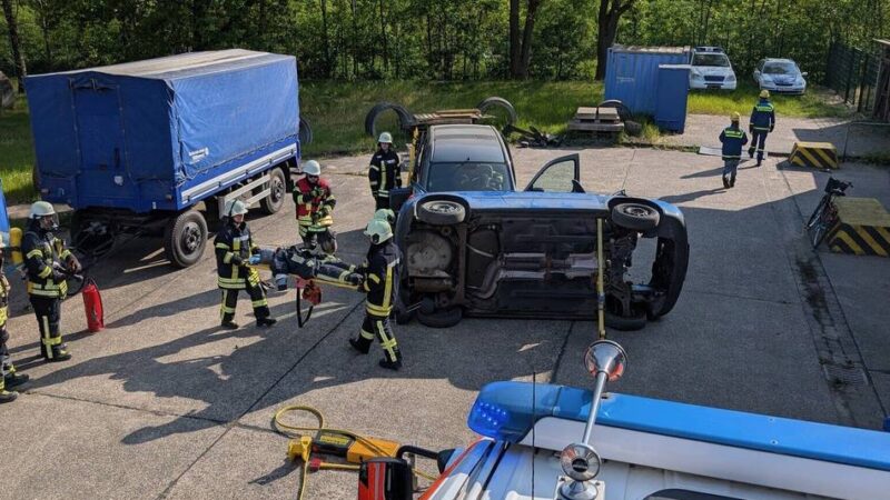 Ehrenamtliche Kräfte aus Hilden: Feuerwehr, THW und Johanniter proben gemeinsam den Ernstfall