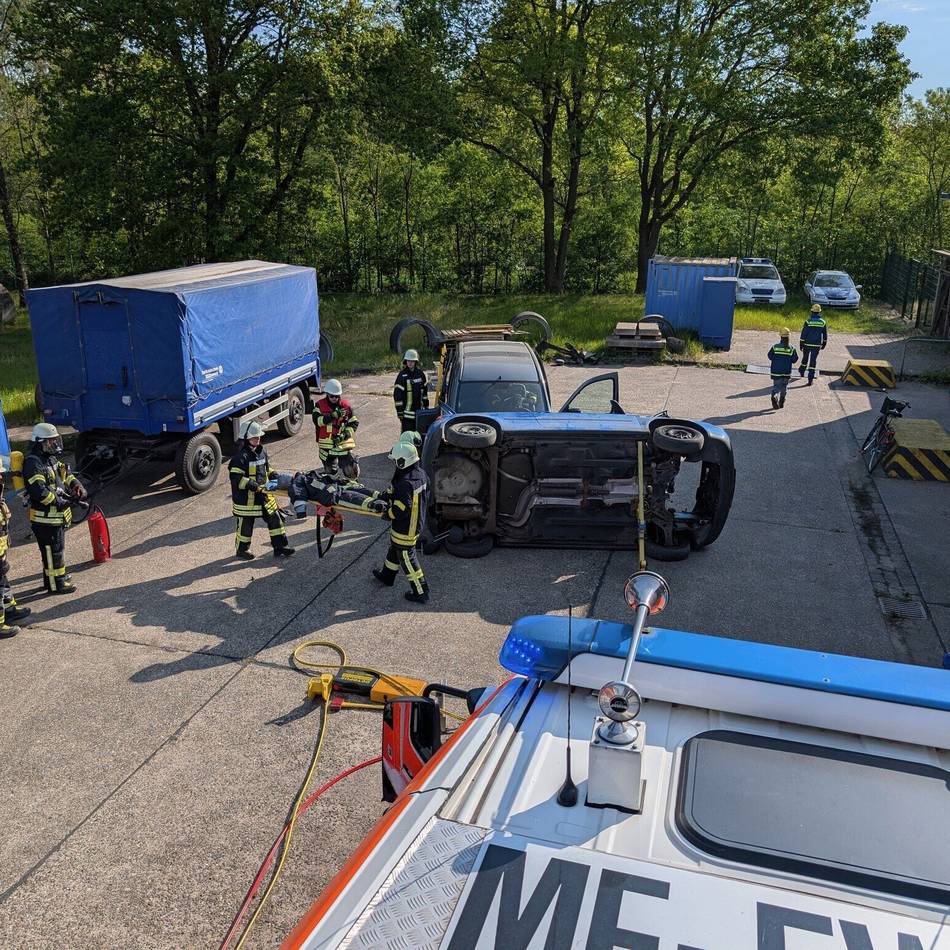 Ehrenamtliche Kräfte aus Hilden: Feuerwehr, THW und Johanniter proben gemeinsam den Ernstfall