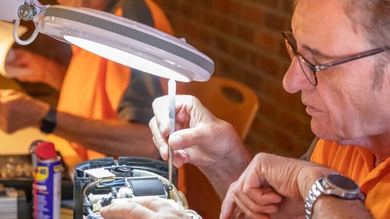 Reparieren, Austauschen und Genießen: Repair-Café Elmpt feiert den „Ehrentag“