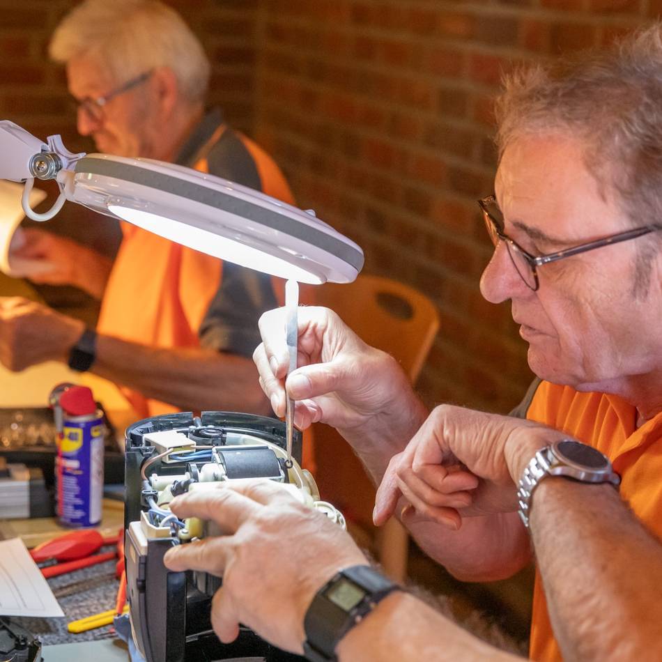 Reparieren, Austauschen und Genießen: Repair-Café Elmpt feiert den „Ehrentag“