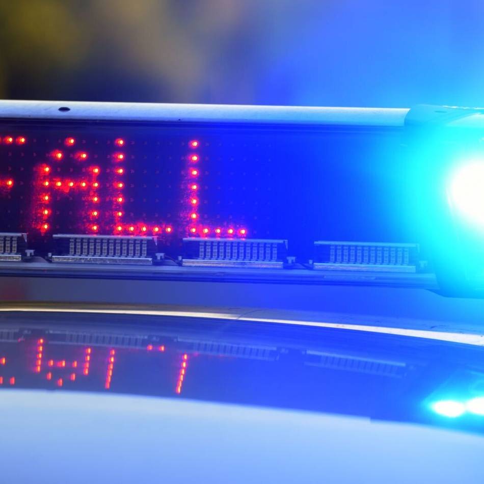 Polizei Mönchengladbach sucht Zeugen: 22-Jährige versucht, einem grauen VW Golf auszuweichen – und stürzt
