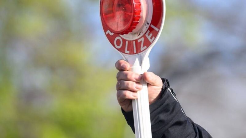 Kontrollen in Dinslaken: Polizei stoppt Autofahrer ohne Führerschein – er hatte nie einen