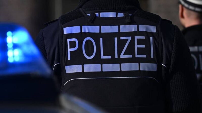 Fahndung in Goch: Kamera filmt mutmaßlichen Betrüger am Geldautomaten