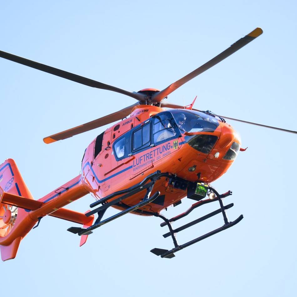 Schwer verletzt abtransportiert: Rettungshubschrauber im Einsatz – Radfahrerin kollidiert mit Kleintransporter