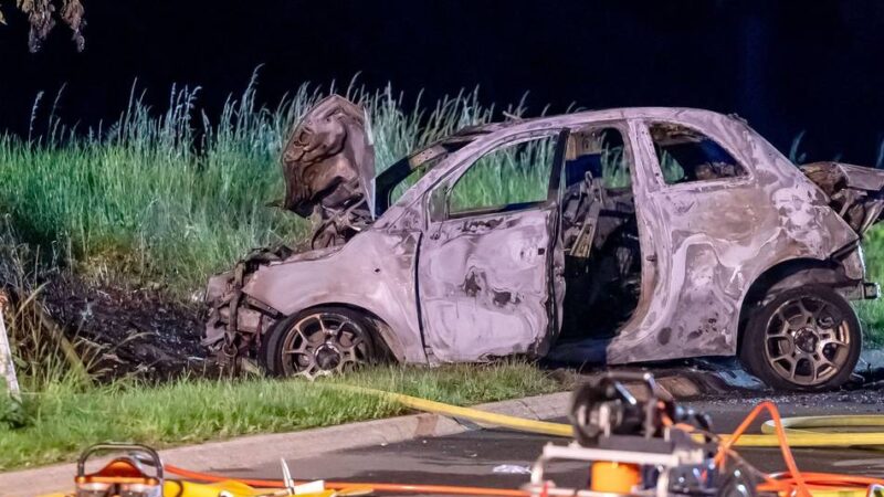 Unfall bei Hückeswagen: Autofahrerin kracht in Baum und stirbt