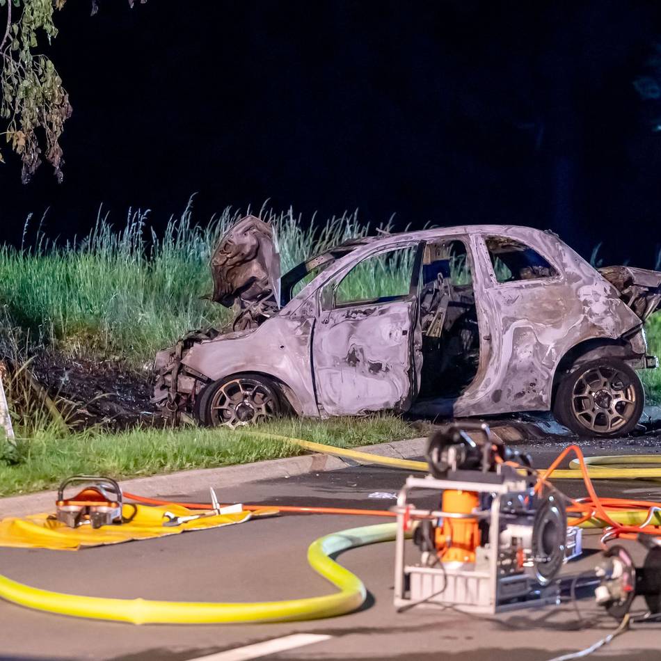 Unfall bei Hückeswagen: Autofahrerin kracht in Baum und stirbt