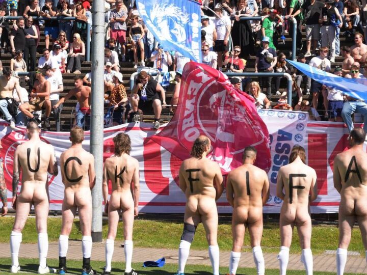 „Arschkarte“ für Fifa und Funktionäre: Nackt-Kick gegen den Kommerz in Herne