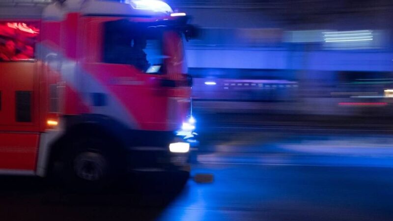 Auf Klopfen reagierte niemand: Feuerwehr Mönchengladbach muss leere Wohnung aufbrechen