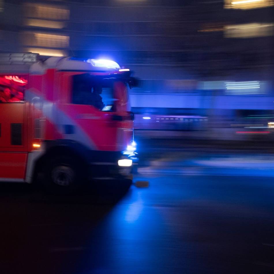 Auf Klopfen reagierte niemand: Feuerwehr Mönchengladbach muss leere Wohnung aufbrechen