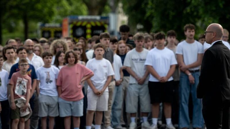 Schweigeminute für tote Schüler: „Ein Schock ist durch Dinslaken gegangen“