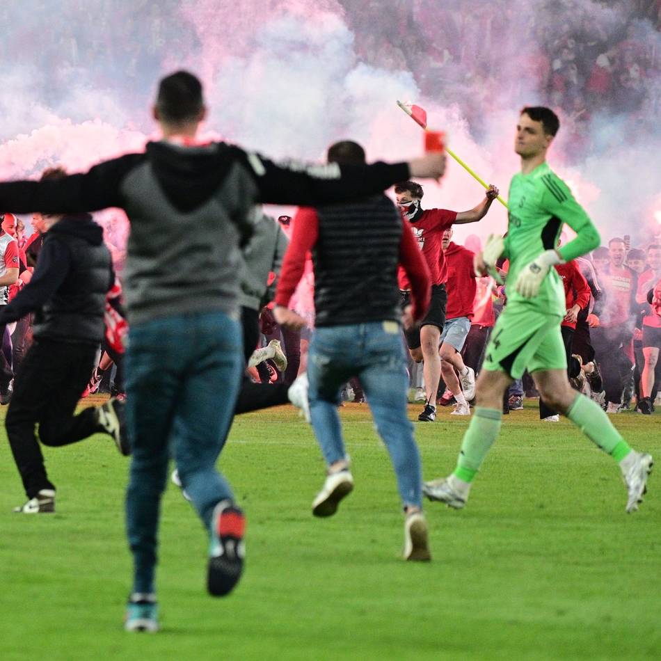 „Die größte Schande“: Platzsturm mit Bengalos – Spielabbruch beim Derby in Prag verhindert Meisterfeier