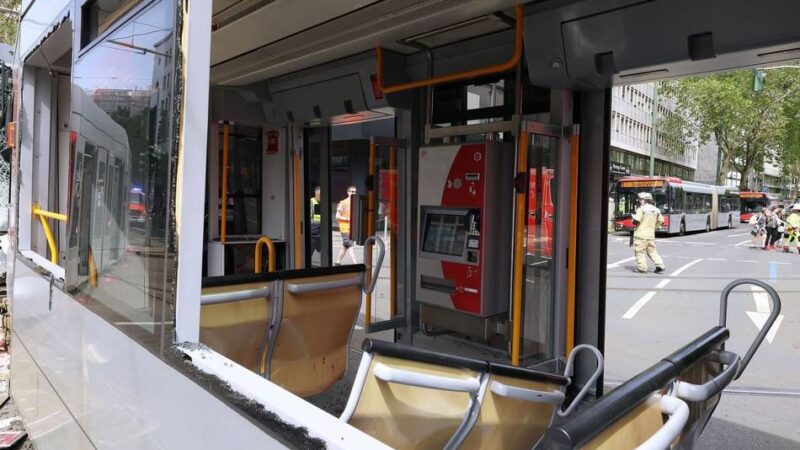 Unfall am Japan-Tag: Straßenbahnen stoßen in Düsseldorf frontal zusammen – 30 Verletzte