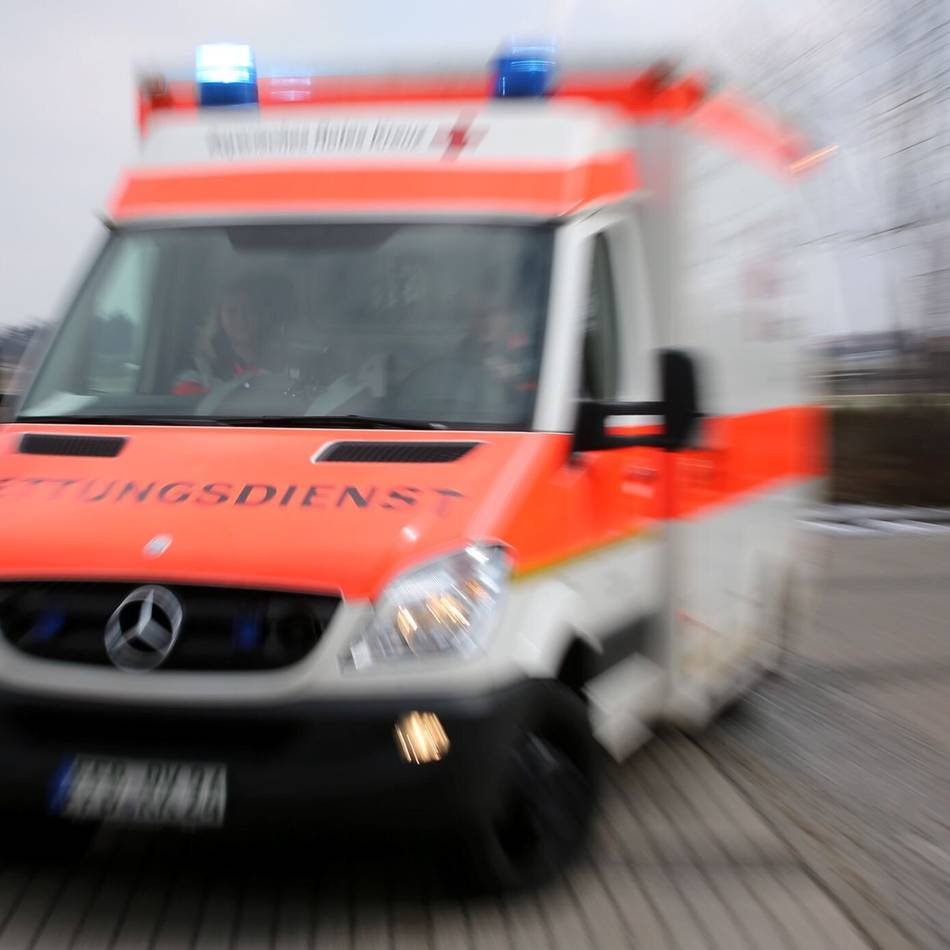 Unfall in Monheim: Betrunkener Autofahrer kracht mit 1,8 Promille in Blumenkübel