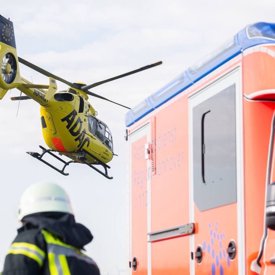 Rettungshubschraubereinsatz in Hartefeld: E-Bike-Fahrer nach Unfall mit Auto schwer verletzt in Klinik geflogen