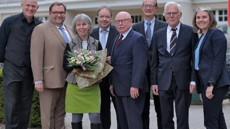 Kommunalpolitik in Krefeld: Stadt ehrt langjährige Ratsleute