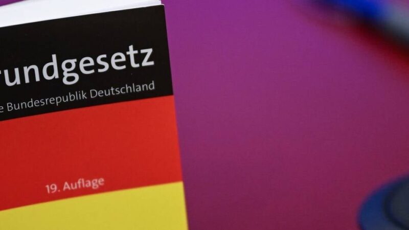 Aktionstag der Demokratie in Radevormwald: Ein „Grundgesetz to go“ vom Bürgermeister