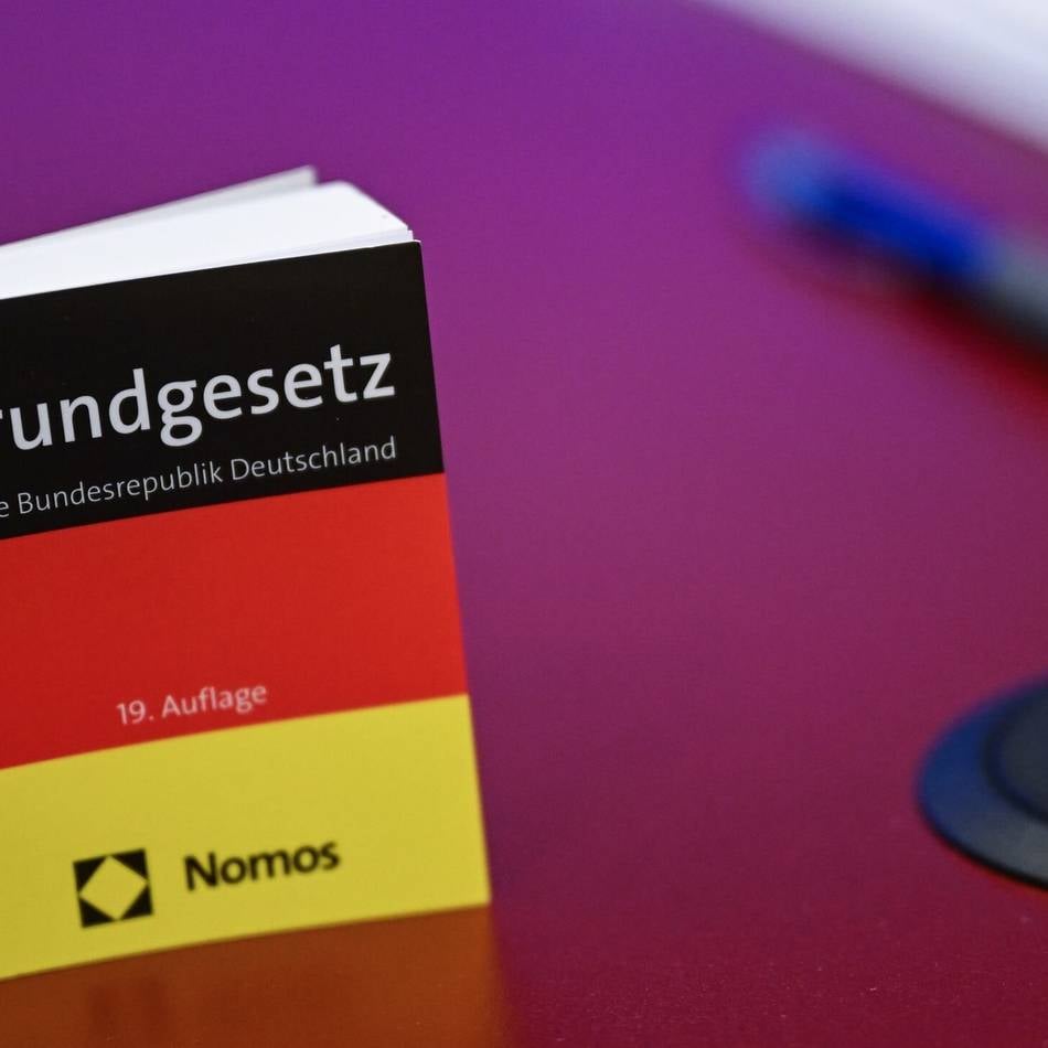 Aktionstag der Demokratie in Radevormwald: Ein „Grundgesetz to go“ vom Bürgermeister