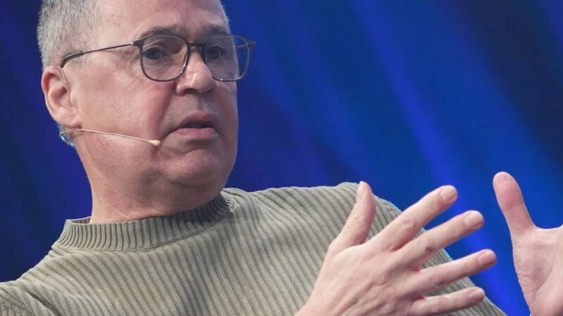 Kritik an Uli Hoeneß und der Fifa: Mit Spickzettel auf Konfrontation – Andreas Rettig zu Gast in Düsseldorf