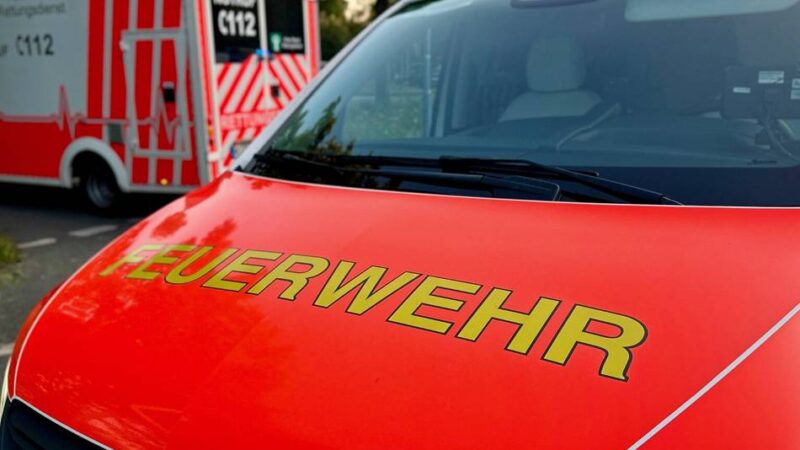 Unfall in Hünxe: Minibagger kippt um – Fahrer stürzt in zwei Meter tiefe Grube