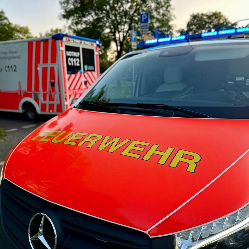 Unfall in Hünxe: Minibagger kippt um – Fahrer stürzt in zwei Meter tiefe Grube
