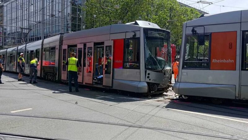 Crash am Japan-Tag: Wie die Rheinbahn den Unfall an der Berliner Allee erklärt