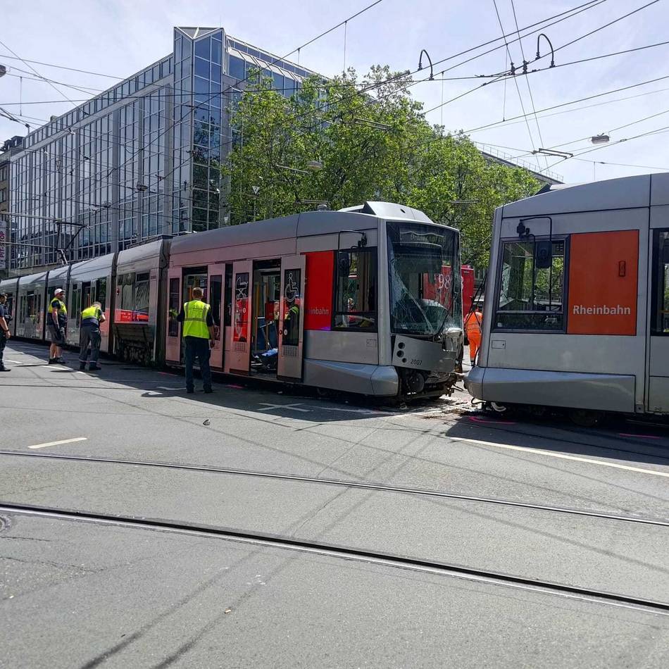 Crash am Japan-Tag: Wie die Rheinbahn den Unfall an der Berliner Allee erklärt