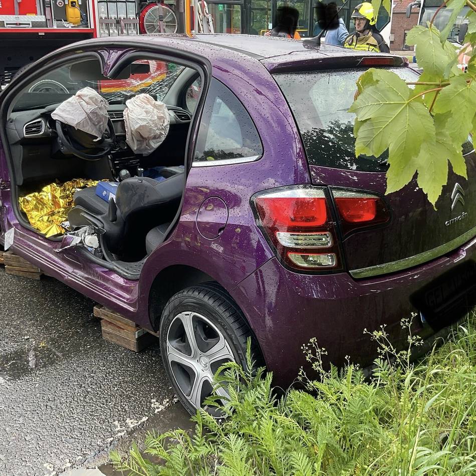 Unfall in Alpen: Feuerwehr muss Verletzte mit schwerem Gerät aus Auto befreien