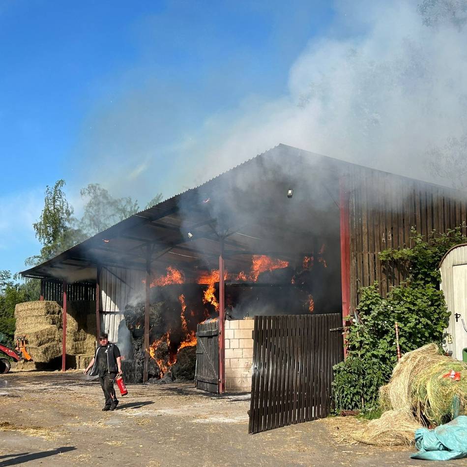 Feuerwehreinsatz in Ratingen: Heuballen brennen in Lagerhalle