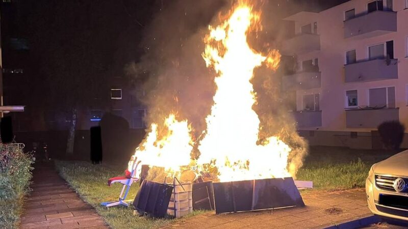 Brandursache bislang ungeklärt: Feuerwehr Dormagen: Drei Einsätze in einer Stunde